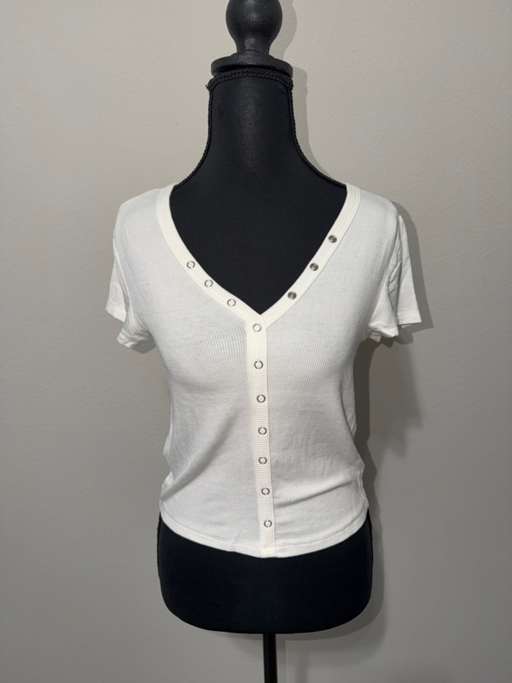 Hippie Rose White Ribbed Snap V-Neck Short Sleeve Top